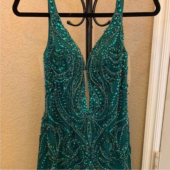 Gorgeous Emerald Green Dress 6/8 - Picture 4 of 13